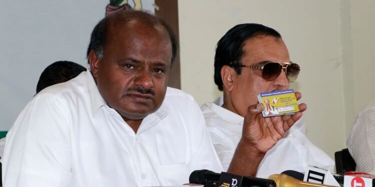 200 ಯುನಿಟ್‌ ಮೇಲೆ ಕರೆಂಟ್‌ ಬಿಲ್‌ ಕಟ್ಟಬೇಡಿ; ಮಹಿಳೆಯರು ಬಸ್‌ ಚಾರ್ಜ್‌ ಕೊಡಬೇಡಿ