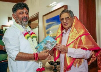 ರಾಜಕೀಯ ಗುರುವಿನ ಆಶೀರ್ವಾದ ಪಡೆದ ಡಿಸಿಎಂ ಡಿಕೆಶಿ