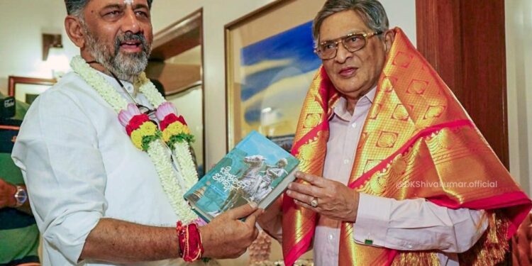 ರಾಜಕೀಯ ಗುರುವಿನ ಆಶೀರ್ವಾದ ಪಡೆದ ಡಿಸಿಎಂ ಡಿಕೆಶಿ