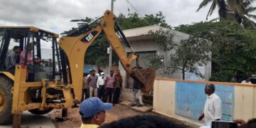 ಶಾಸಕರ ಮನೆ ಗೋಡೆ ಕೆಡವಿದ ಅಧಿಕಾರಿಗಳು!