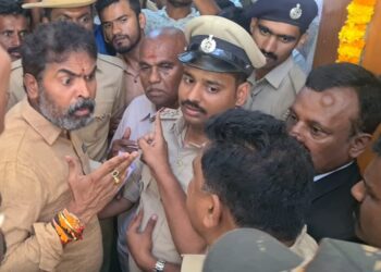 ಕೋಲಾರ ಸಂಸದರ ಕುತ್ತಿಗೆ ಪಟ್ಟಿಗೆ ಕೈಹಾಕಿ ಹೊರದಬ್ಬಿದ ಎಸ್‌ ಪಿ!!