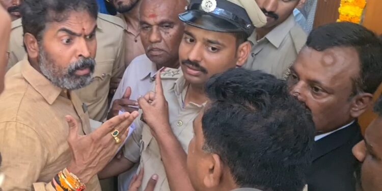 ಕೋಲಾರ ಸಂಸದರ ಕುತ್ತಿಗೆ ಪಟ್ಟಿಗೆ ಕೈಹಾಕಿ ಹೊರದಬ್ಬಿದ ಎಸ್‌ ಪಿ!!