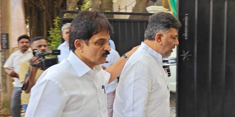 ಐಟಿ ಸರಣಿ ದಾಳಿಯಿಂದ ಕಾಂಗ್ರೆಸ್ ನಾಗಾಲೋಟಕ್ಕೆ  ಡಬಲ್ ಬ್ರೇಕ್