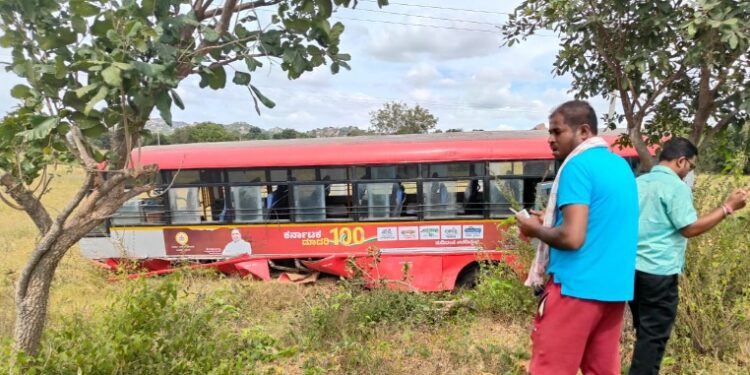 ಗುಡಿಬಂಡೆ ಬಳಿ KSRTC ಬಸ್ ಅಪಘಾತ; 15 ಪ್ರಯಾಣಿಕರಿಗೆ ಗಾಯ