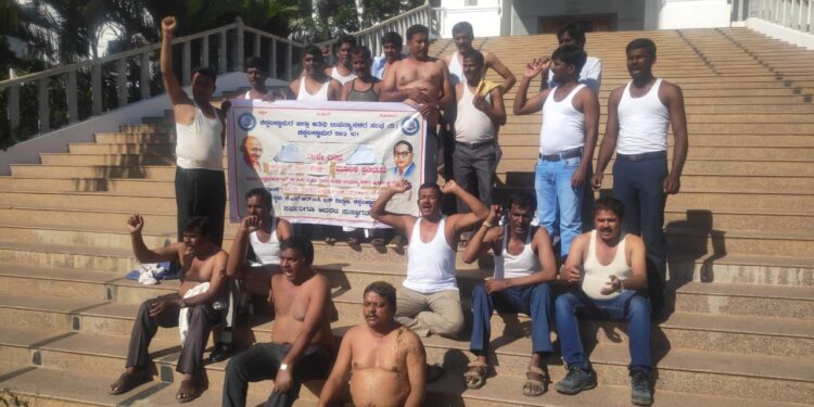 ಉನ್ನತ ಶಿಕ್ಷಣ ಸಚಿವರ ತವರು ಜಿಲ್ಲೆ ಚಿಕ್ಕಬಳ್ಳಾಪುರದಲ್ಲಿ ಸಗಣಿನೀರು ಮೈ ಮೇಲೆ ಸುರಿದುಕೊಂಡು ಪ್ರತಿಭಟಿಸಿದ ಅತಿಥಿ ಉಪನ್ಯಾಸಕರು