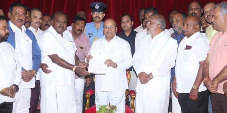 ಬರ ಪರಿಸ್ಥಿತಿ ನಿರ್ವಹಣೆಯಲ್ಲಿ ಸರಕಾರ ಪೂರ್ಣ ವಿಫಲ; ರಾಜ್ಯಪಾಲರಿಗೆ ದೂರು ಕೊಟ್ಟ ಹೆಚ್.ಡಿ.ಕುಮಾರಸ್ವಾಮಿ