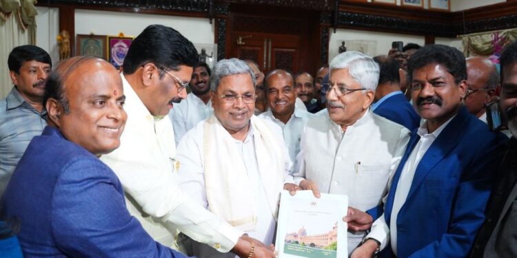 ಜಾತಿಗಣತಿ ವರದಿ ಪರಿಶೀಲನೆಗೆ ಸಂಪುಟ ಉಪಸಮಿತಿ?; ಮುಖ್ಯಮಂತ್ರಿ ಸಿದ್ದರಾಮಯ್ಯ ಅವರತ್ತ ಎಲ್ಲರ ಚಿತ್ತ