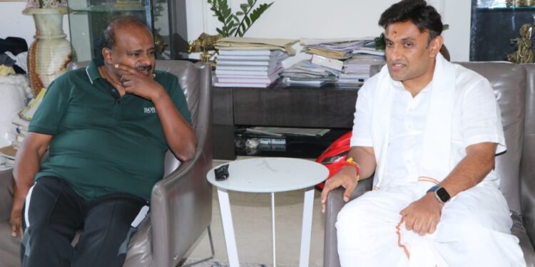 ದಳಪತಿಗಳನ್ನು ಭೇಟಿಯಾದ ಡಾ.ಕೆ.ಸುಧಾಕರ್; ಸುಸೂತ್ರ ಚುನಾವಣೆ ಬಗ್ಗೆ ಸಮಾಲೋಚನೆ