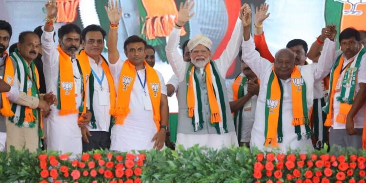 ಕಾಂಗ್ರೆಸ್‌ ಚೊಂಬು ಜಾಹೀರಾತು; ಚಿಕ್ಕಬಳ್ಳಾಪುರದಲ್ಲಿ ಬೆಂಕಿ ಮಳೆ ಸುರಿಸಿದ ಹೆಚ್.ಡಿ.ದೇವೇಗೌಡರು