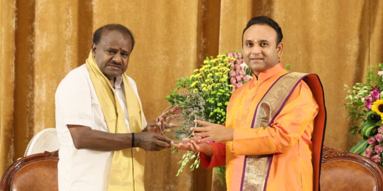 ಸತ್ಯಸಾಯಿ ಗ್ರಾಮದಲ್ಲಿ ನವರಾತ್ರಿ ಪೂಜೆಯಲ್ಲಿ ಪಾಲ್ಗೊಂಡ HDK
