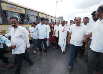 ರೊಚ್ಚಿಗೆದ್ದು ರಸ್ತೆಗಿಳಿದ ಕೇಂದ್ರ ಸಚಿವ ಹೆಚ್.ಡಿ.ಕುಮಾರಸ್ವಾಮಿ