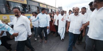 ರೊಚ್ಚಿಗೆದ್ದು ರಸ್ತೆಗಿಳಿದ ಕೇಂದ್ರ ಸಚಿವ ಹೆಚ್.ಡಿ.ಕುಮಾರಸ್ವಾಮಿ