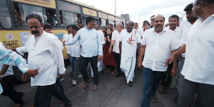 ರೊಚ್ಚಿಗೆದ್ದು ರಸ್ತೆಗಿಳಿದ ಕೇಂದ್ರ ಸಚಿವ ಹೆಚ್.ಡಿ.ಕುಮಾರಸ್ವಾಮಿ