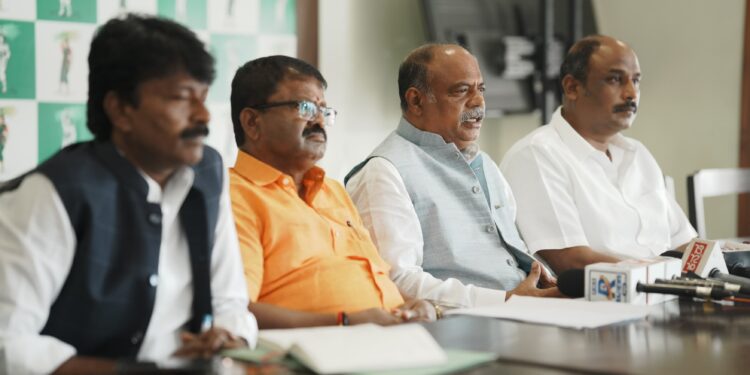 ದಸರಾದಲ್ಲಿ ದಲಿತ ಮಂತ್ರಿಗಳಿಗೆ ಅವಮಾನ; ಪ್ರಿಯಾಂಕ್ ಖರ್ಗೆ ನೈತಿಕ ಹೊಣೆ ಹೊರಬೇಕು ಎಂದ JDS